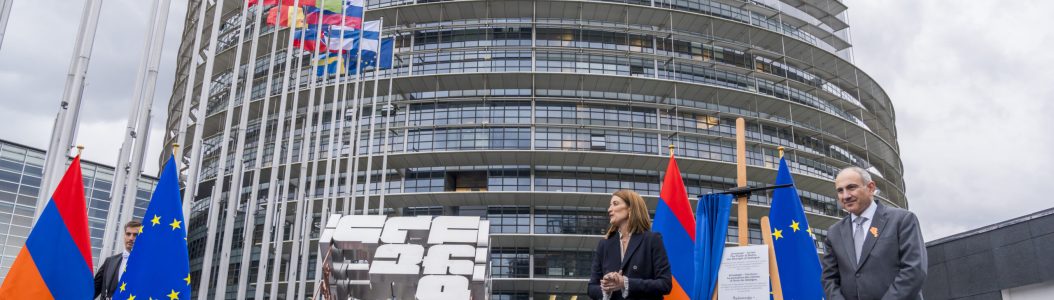 © European Parliament, 2026. photo by Daina LE LARDIC (METSOLA, EP President and PASHINYAN, Armenian Prime Minister, inaugurate the sculpture 'Armatagir — Script: The Power of Roots, the Strength of Dialogue ', 11.3.2026.)